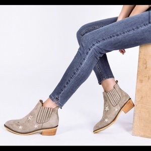 Mi.iM star angle booties faux suede